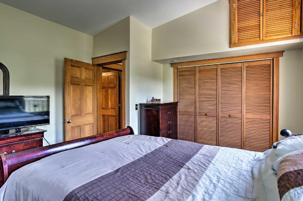 Cozy Home with Deck and Mountain Views, Walk to Casinos