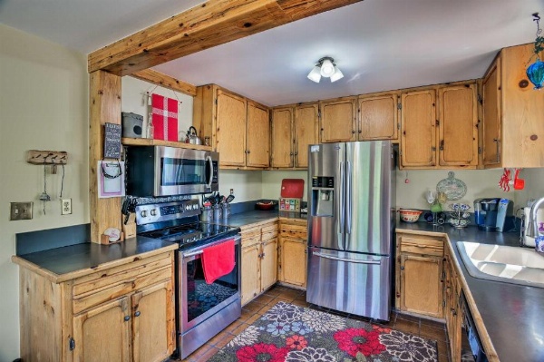 Cozy Home with Deck and Mountain Views, Walk to Casinos image 14